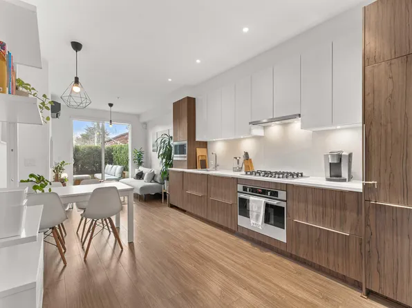 379 Broadway E #202, Vancouver, BC V5Y 1P8