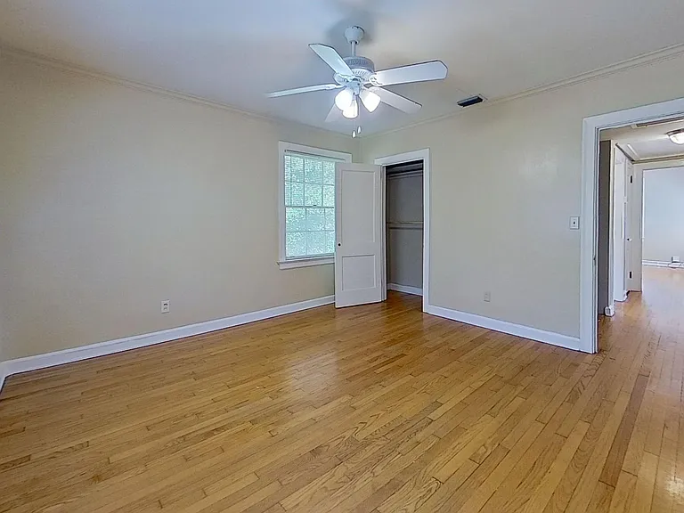 charming 2-bedroom, 1-bath upstairs rental — Photo 8