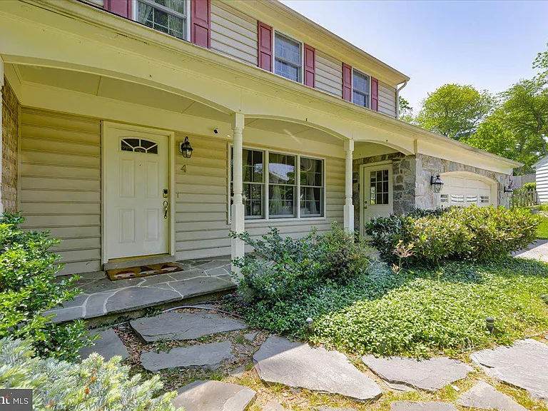 4 Sussex Ct — Photo 2