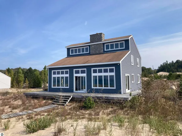 14207 N Cathead Bay Dr, Northport, MI 49670