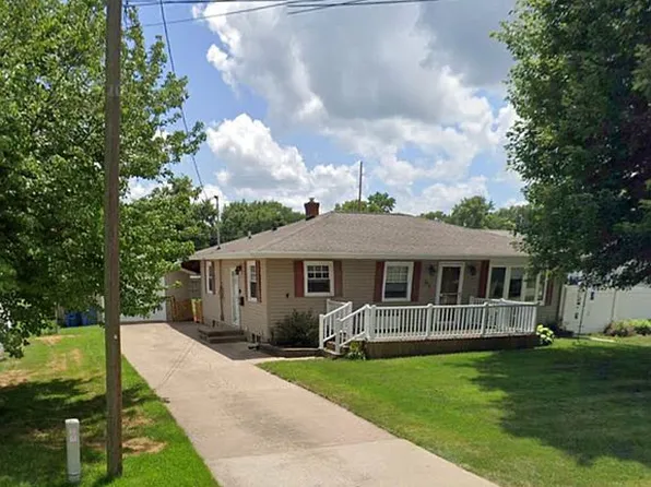 513 6th St, Camanche, IA 52730