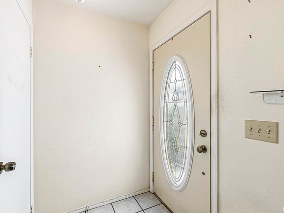 3rd image of 1831 Kenilworth Dr