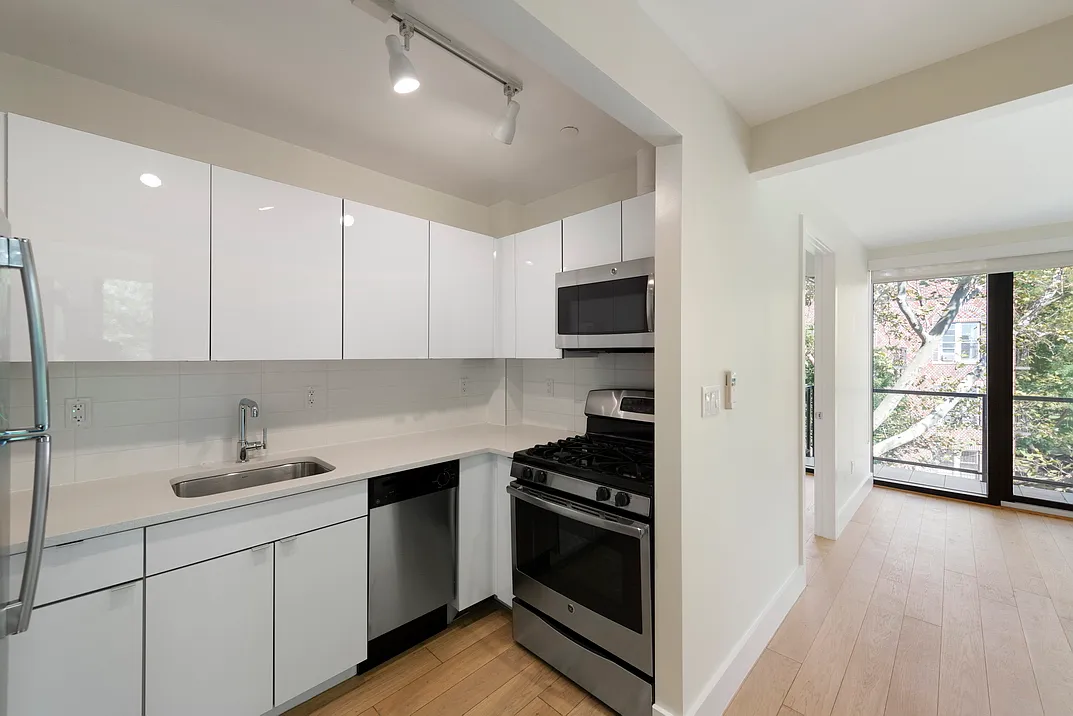 42 Orient Avenue — Photo 2