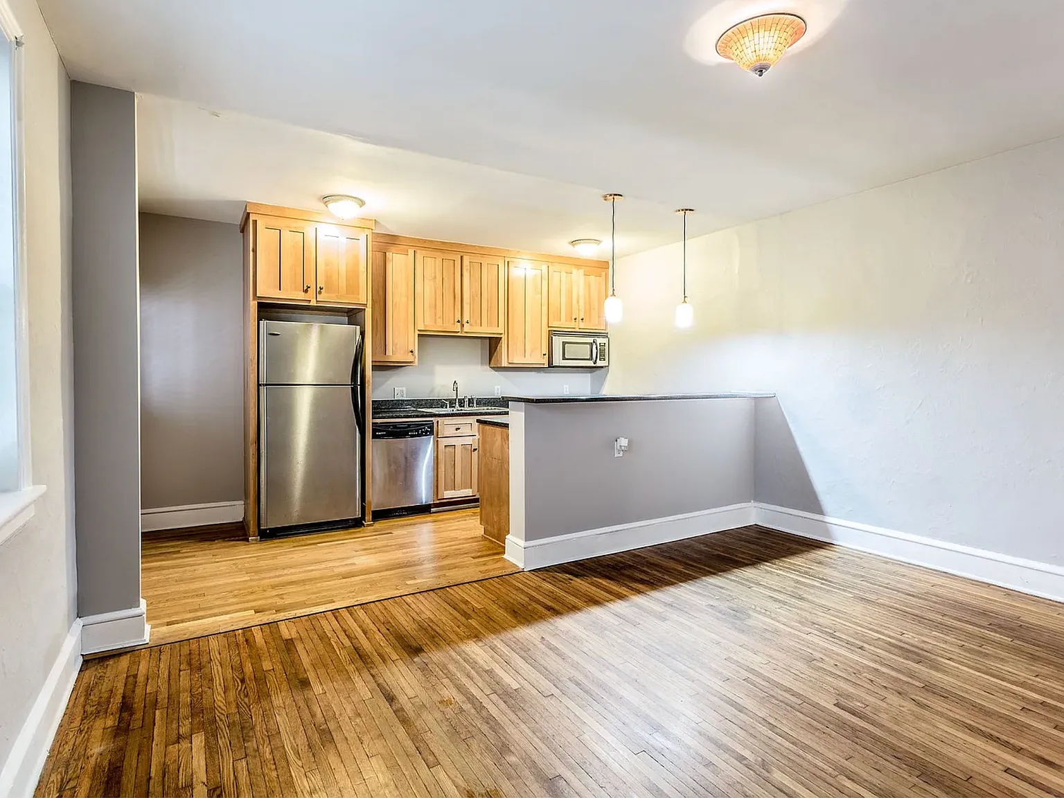 2 bed, 880 sqft, $1,900 — Photo 2