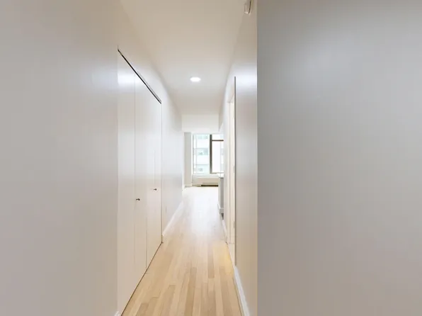 10 Hanover Square image 1 of 9