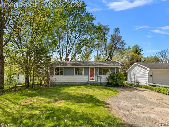 2795 Woodbury St, Commerce Township, MI 48390