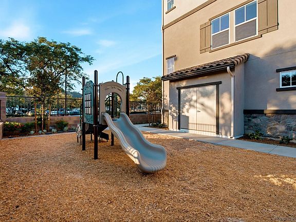 4th image of 207 Sarina Ln