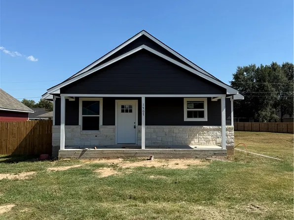 1707 Pine St, Hearne, TX 77859