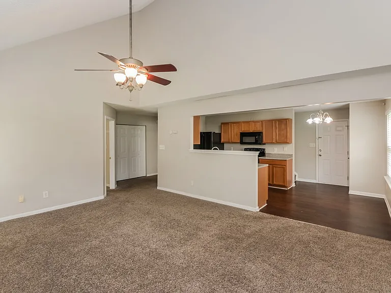 10606 Pickerel Ln — Photo 5