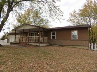 10041 Valley View Dr, Ozawkie, KS 66070