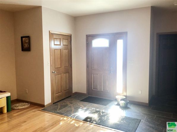 409 E Rose St, Elk Point, SD 57025