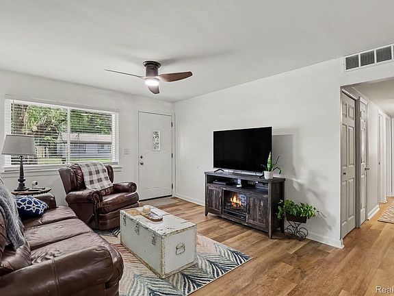4th image of 16042 Lauren St