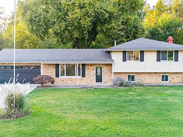 503 Country Club Dr, Pekin, IL 61554