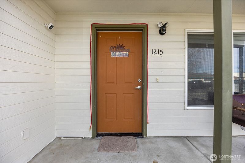 4th image of 1215 Lowry St