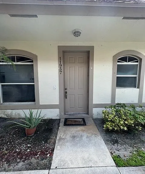 11957 Sturbridge Ln — Photo 2