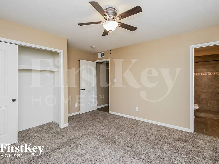 4716 S Kenwood Ln — Photo 10