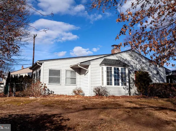 273 Birch Dr, Levittown, PA 19054