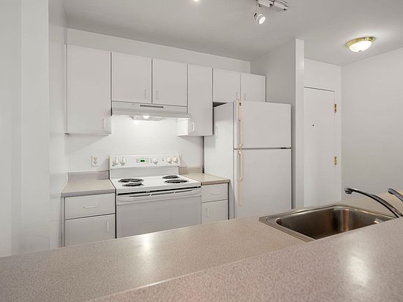 5th image of 636 Beacon St APT 505