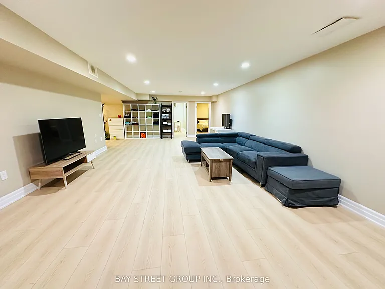 118 Fairglen Ave — Photo 11