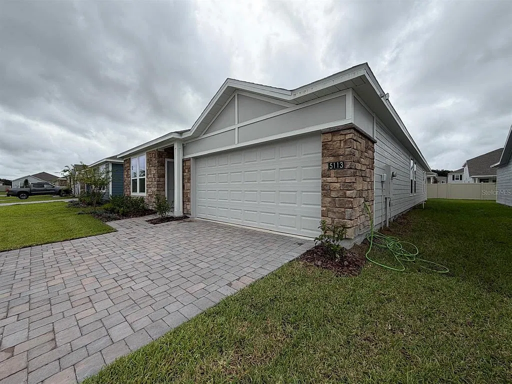 3 bed, 2.0 bath, 2066 sqft, $2,400 — Photo 3