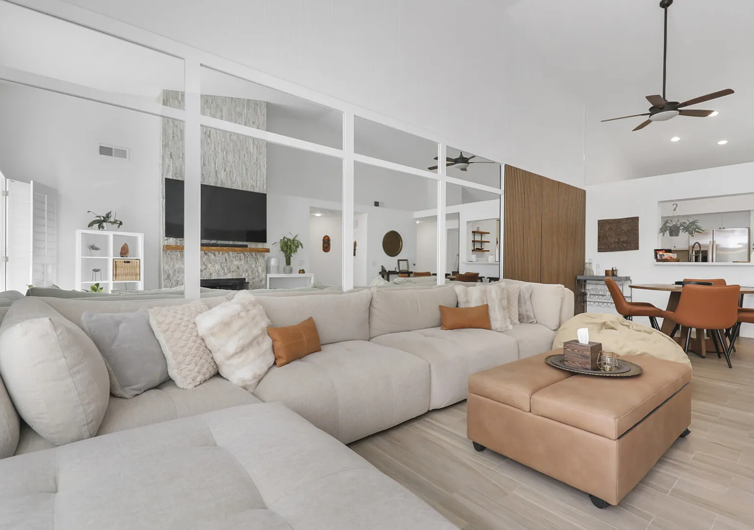 LUX |Condo *Rare* King Bed with Hot Tub and Pool — Photo 2