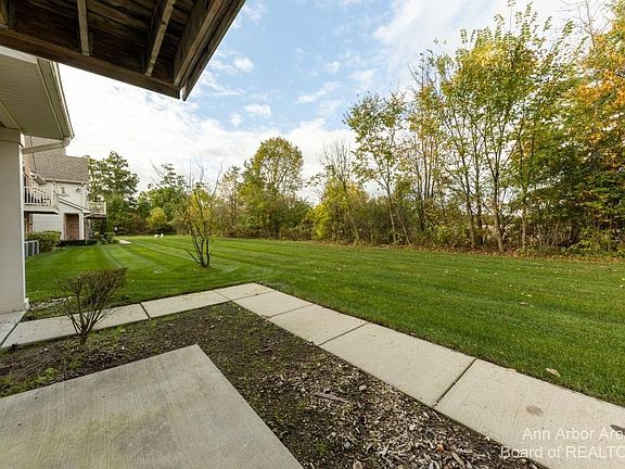4th image of 42870 Patty Ln