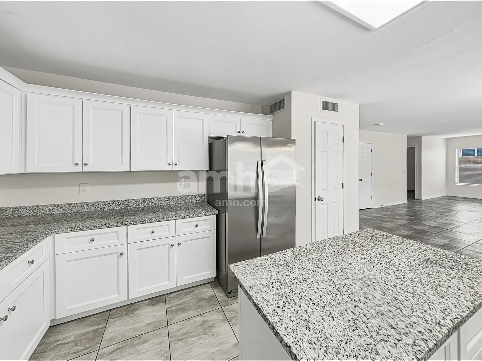 4 bed, 2.5 bath, 2455 sqft, $2,460 — Photo 4