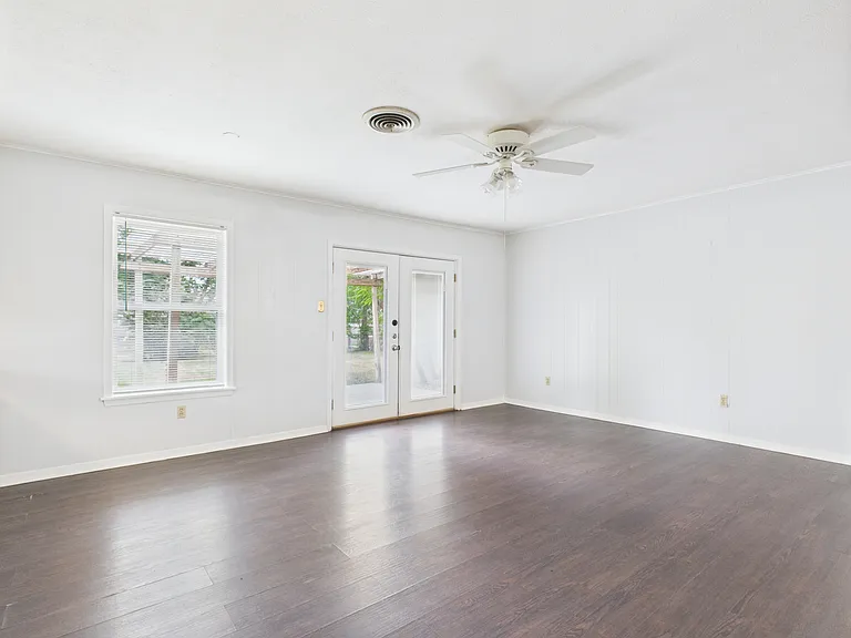 1402 Village Dr — Photo 8
