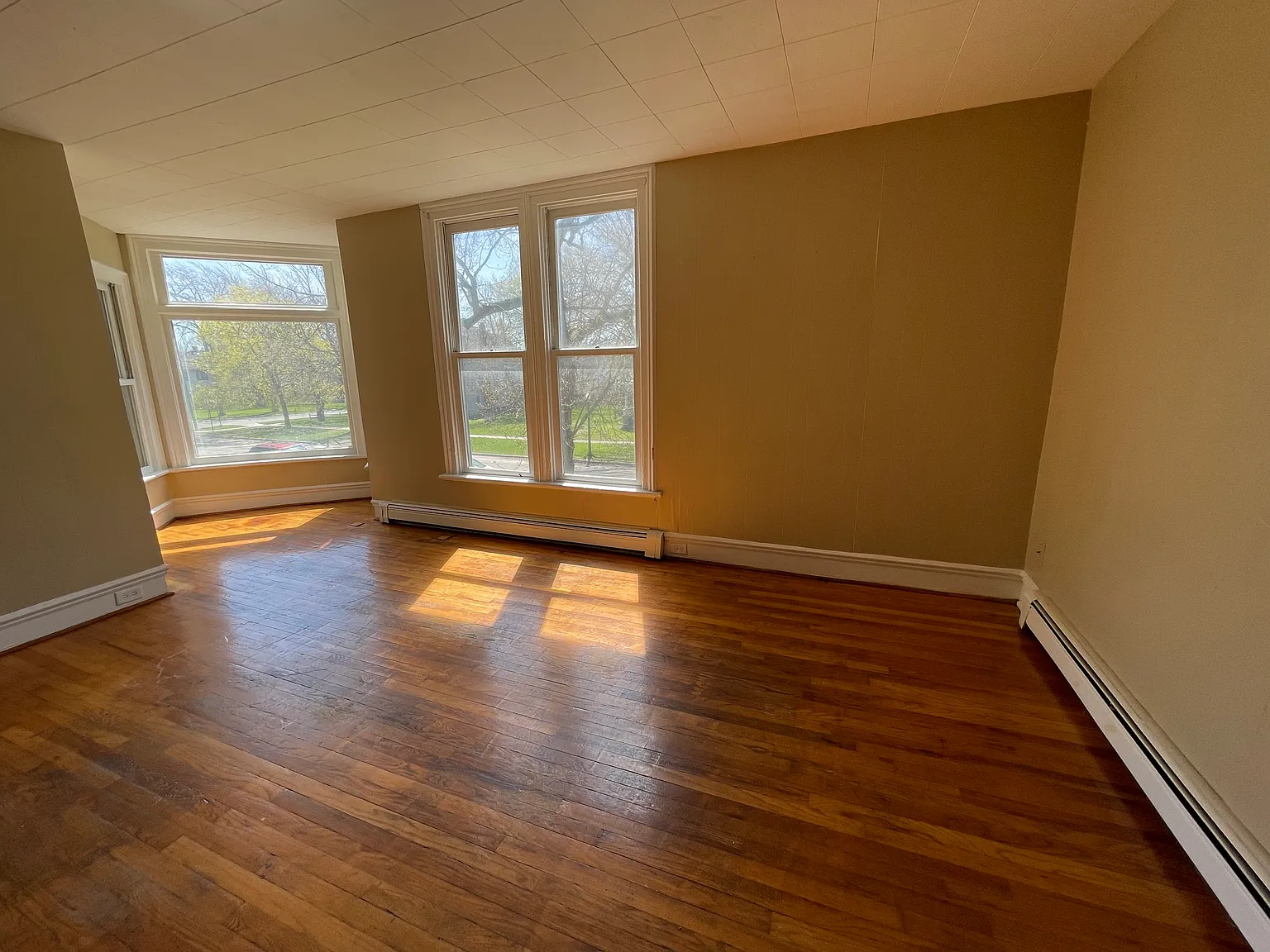 3 bed, $1,200 — Photo 1
