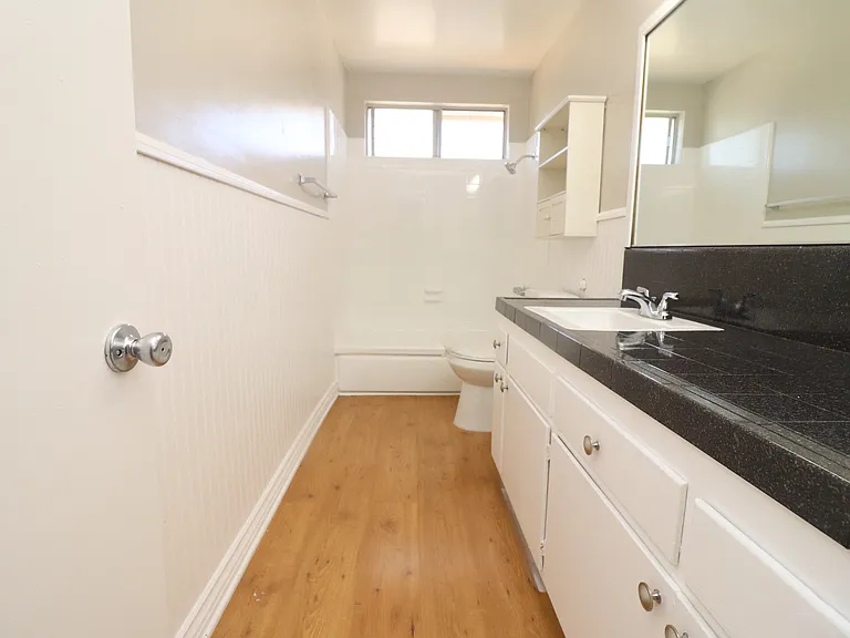 704 W 40th St — Photo 1
