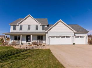 W347N5833 Foxglove Ct, Oconomowoc, WI