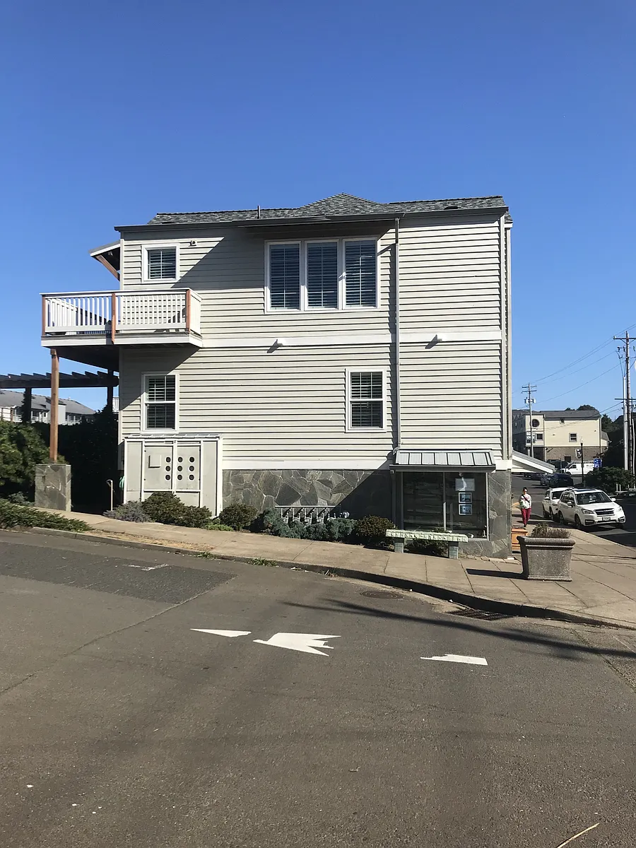 Building Photo - 325 NW Coast St #A