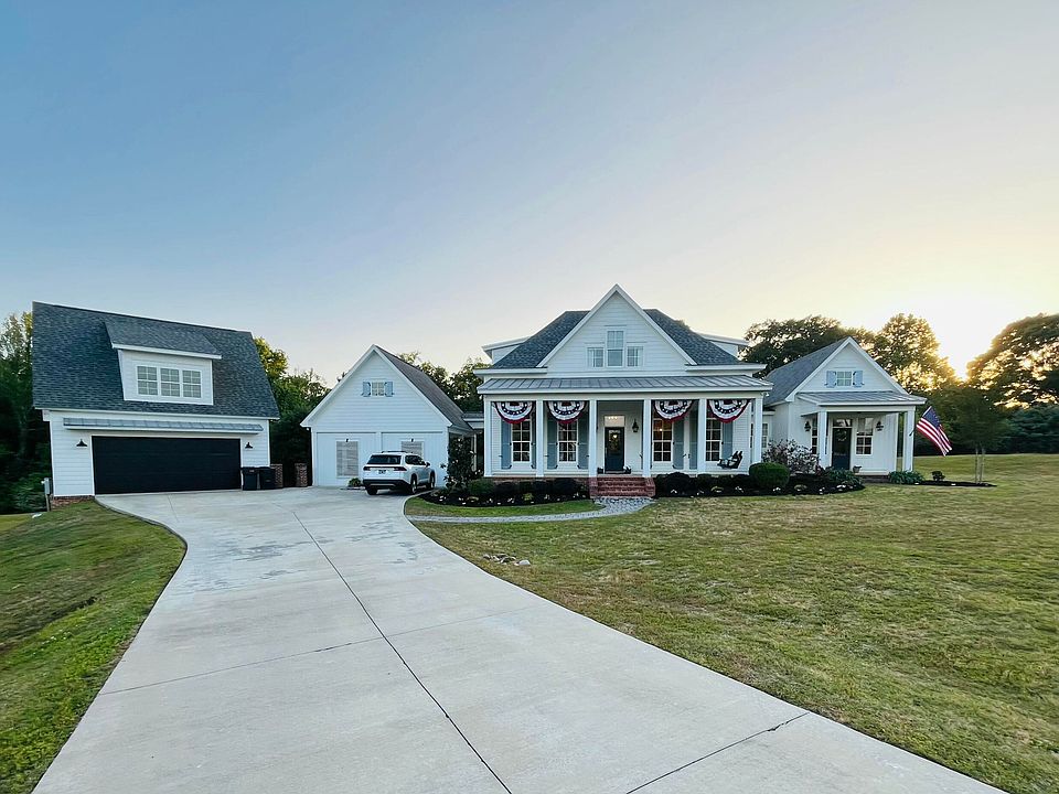 1st image of 40 Ballantrae Dr