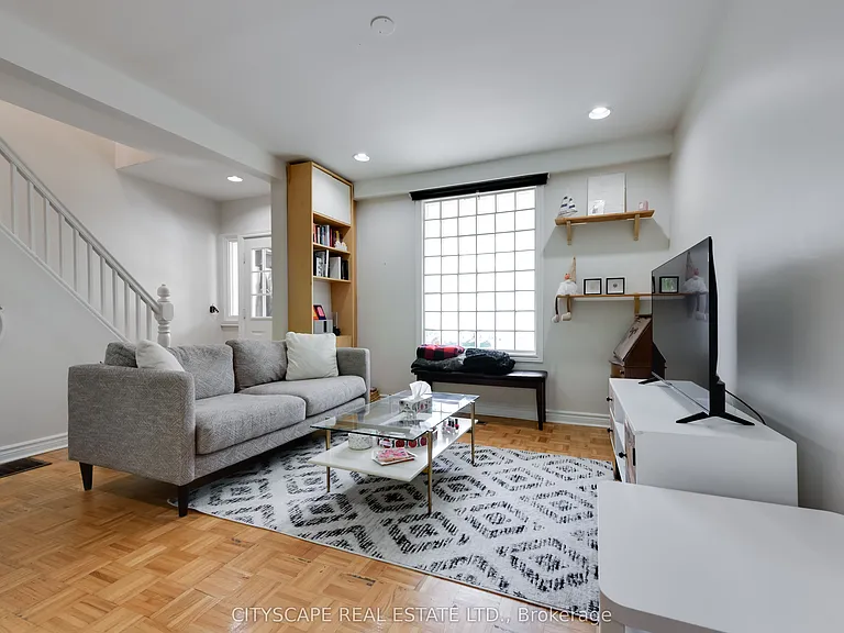 193 Coxwell Ave #UPPER — Photo 4