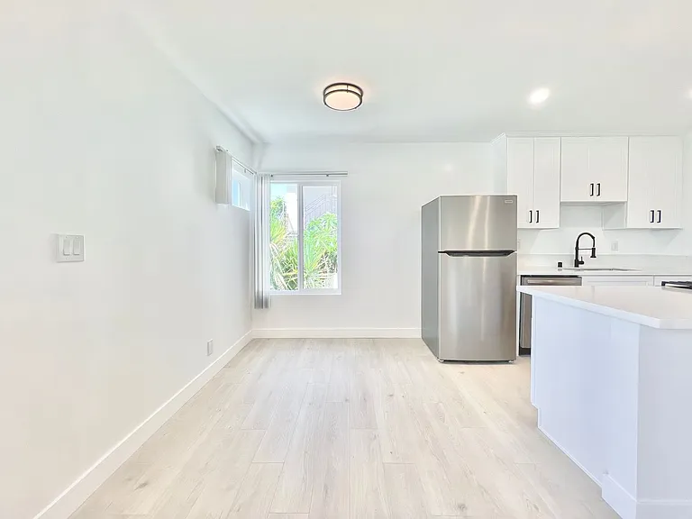7305 Variel Avenue — Photo 8