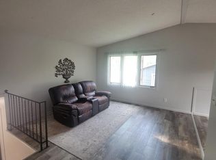 1055 Eastview Cir, Shakopee, MN 55379