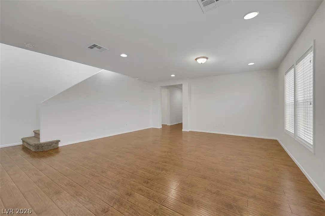 4 bed, 3.0 bath, 2364 sqft, $2,400 — Photo 3