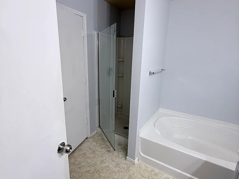 3008 Meadow Bluff Dr — Photo 7