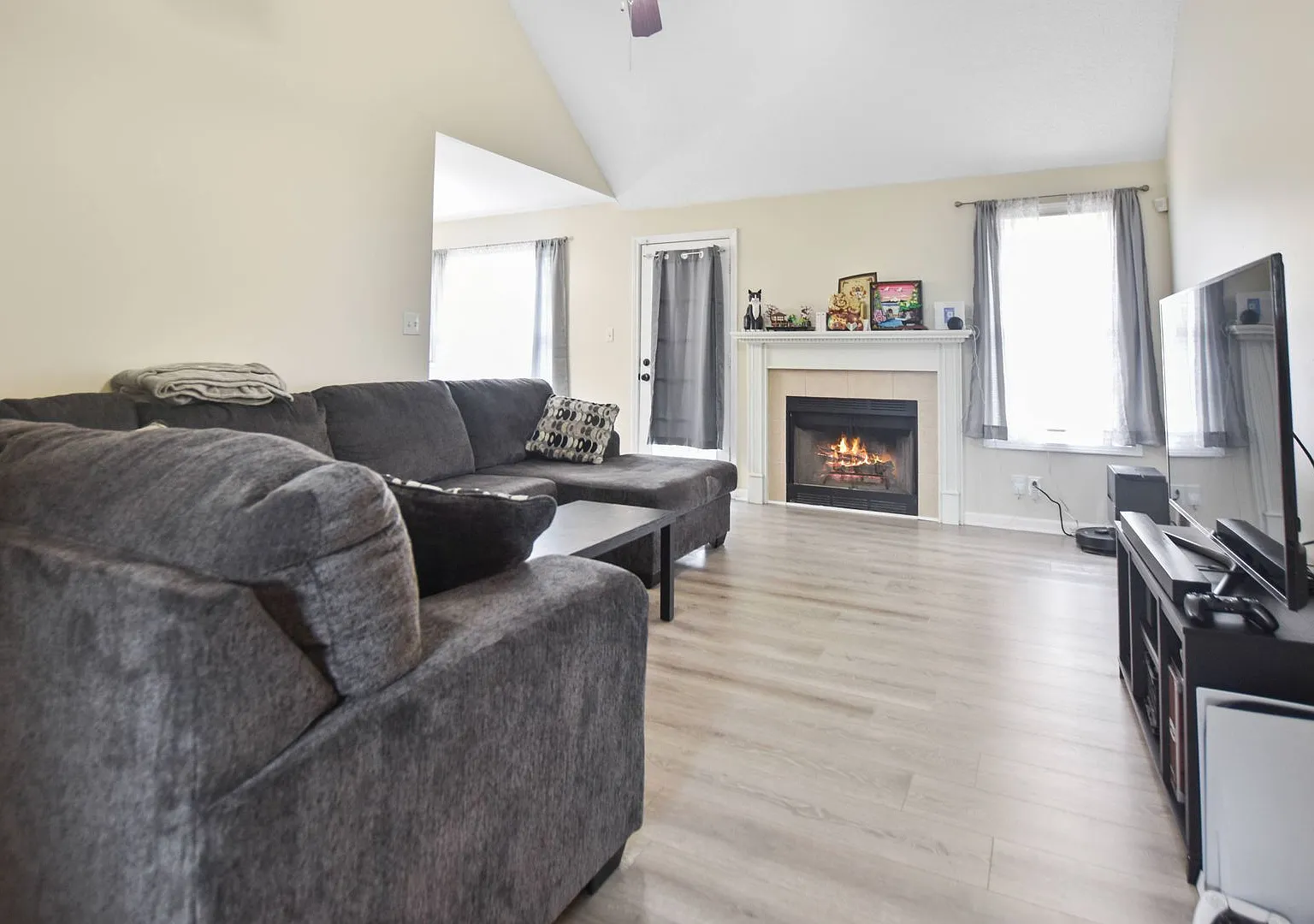Pet Friendly Three Bedroom with Bonus! — Photo 4
