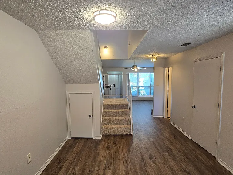 906 Meadow Cir N — Photo 9