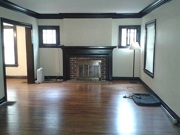 3rd image of 5824 Oak St