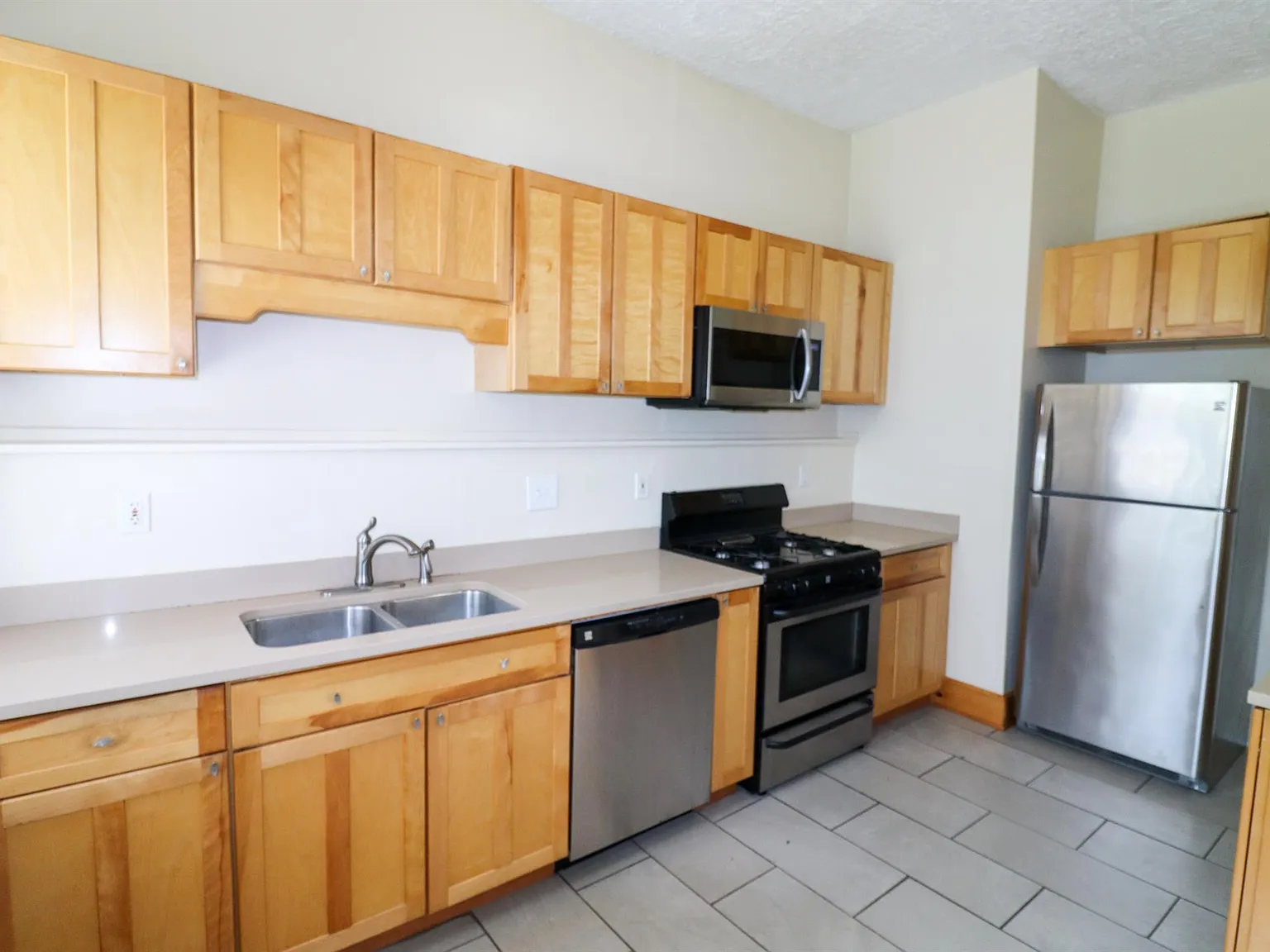 7 bed, 2.5 bath, 2597 sqft, $5,143 — Photo 2