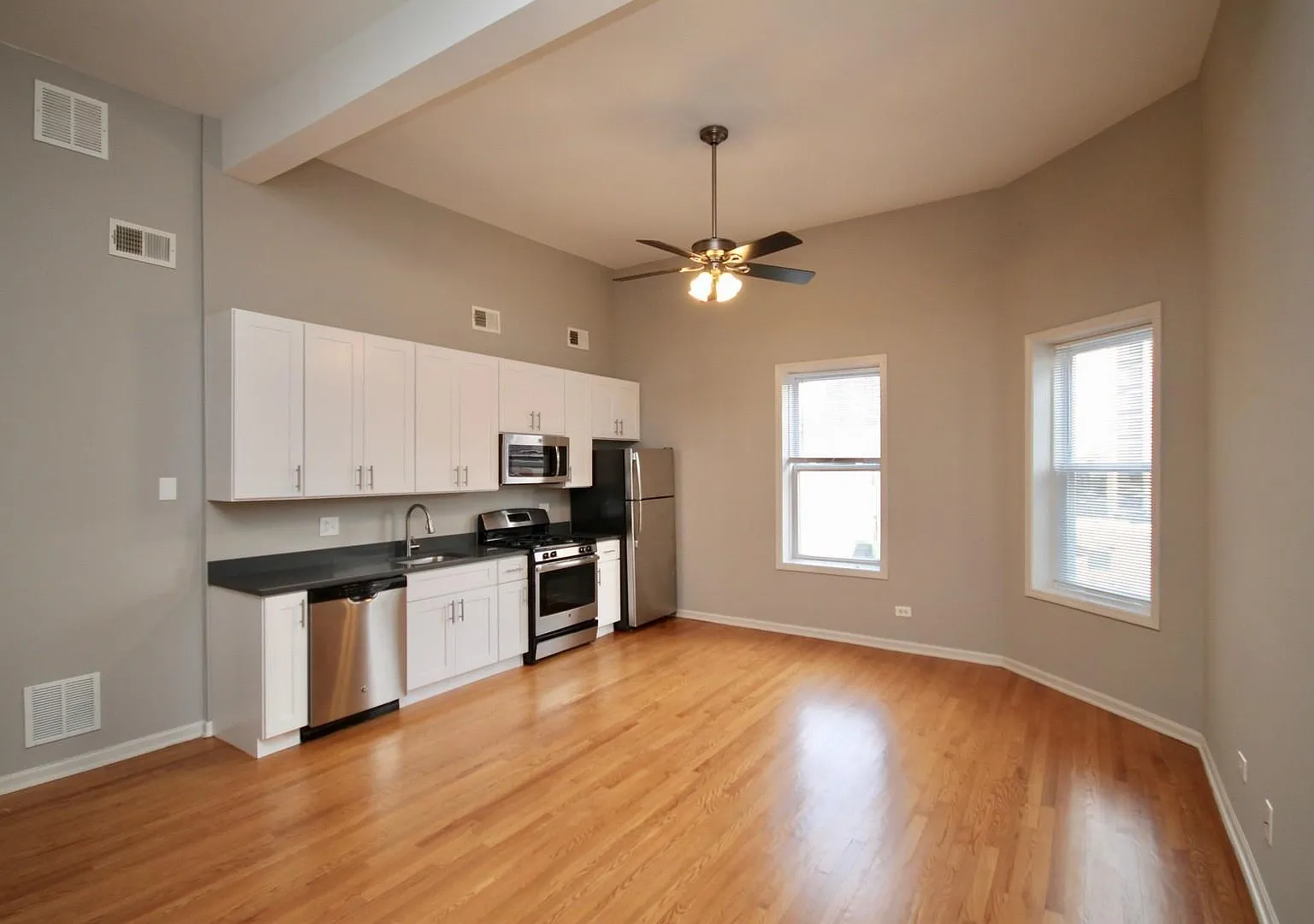 617 W Drummond Pl — Photo 2