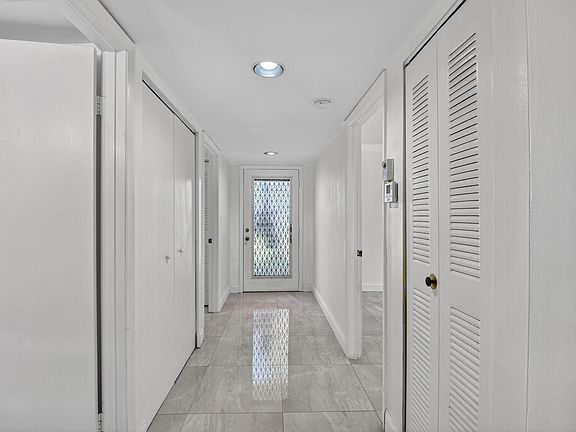 5th image of 15401 Pembridge Avenue #13