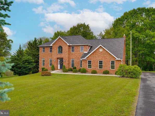 2384 Castlegreen Dr, Greencastle, PA 17225