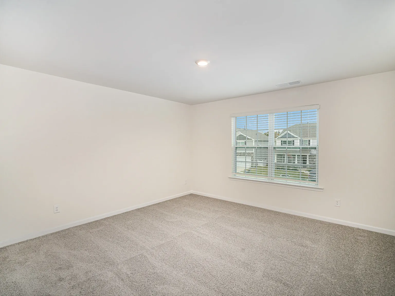 5 bed, 4.5 bath, 3488 sqft, $2,800 — Photo 4