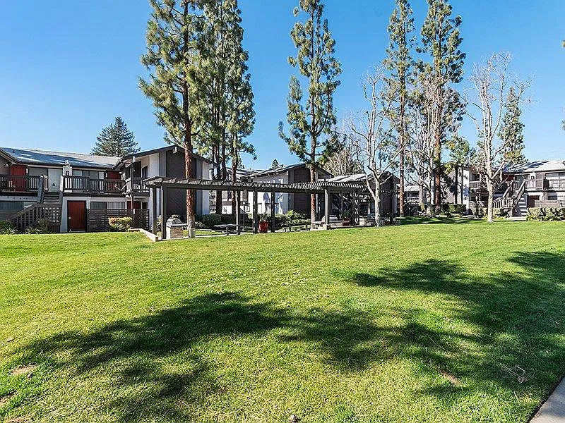 Portola Redlands — Photo 1