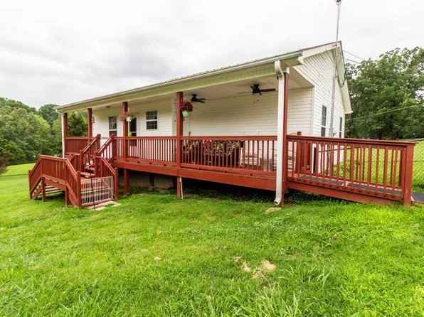 2006 Johnson Ave, Burns, TN 37029