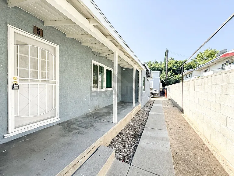 15550 Vanowen St — Photo 19