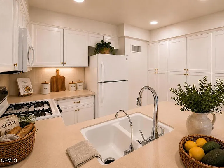 360 S Los Robles Ave #9 — Photo 14